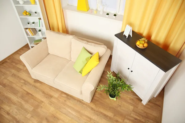 Современный интерьер гостиной с бежевым диваном и белой мебелью — стоковое фото