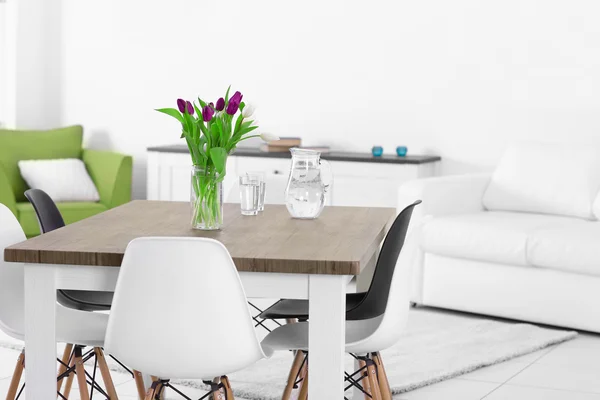 Сучасна вітальня зі столом та стільцями — стокове фото