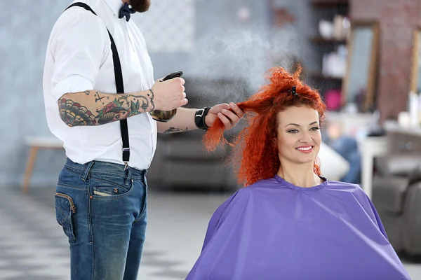 Menina bonita visitar salão de cabeleireiro — Fotografia de Stock
