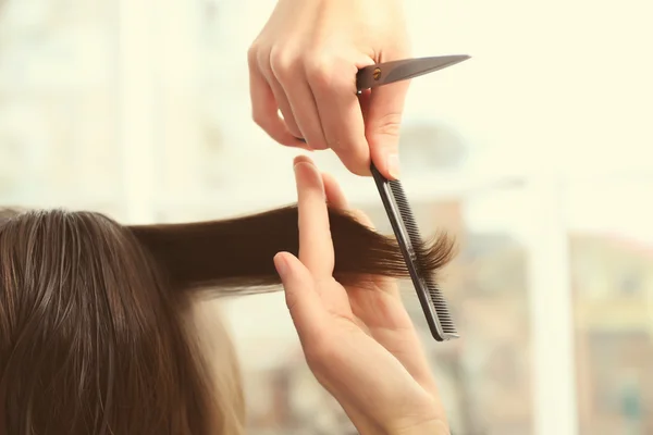 Professioneller Friseur schneidet Kunden die Haare — Stockfoto