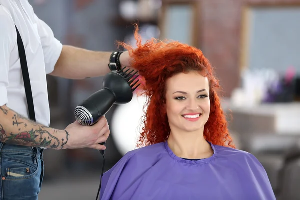 Beautiful girl visit hairdressing salon — Stock Photo, Image