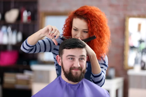 Cabeleireiro profissional fazendo novo corte de cabelo — Fotografia de Stock