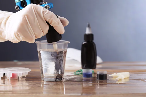 Processo de preparação para fazer sombras suaves na tatuagem, de perto — Fotografia de Stock