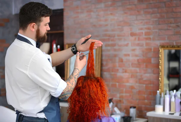Friseur schneidet rote Locken — Stockfoto