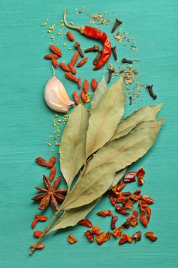 ahşap zemin üzerinde çeşitli baharatlar