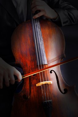 Üzerinde Çello çalan adam 