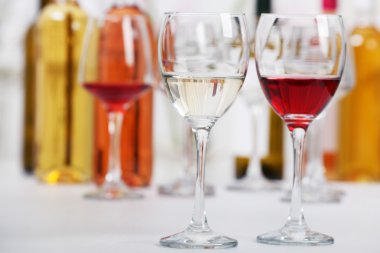 Kırmızı ve beyaz şarap, closeup ile şarap bardakları