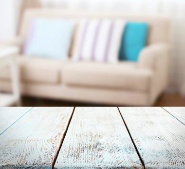 Boş ahşap masa ve bulanık iç