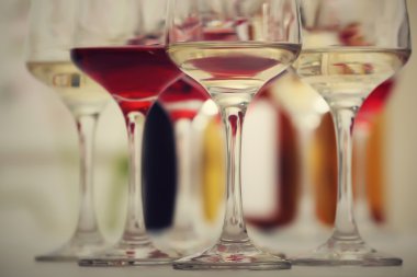 Kırmızı ve beyaz şarap, closeup ile şarap bardakları