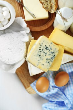 Taze süt ürünleri üzerinde beyaz ahşap masa ayarla