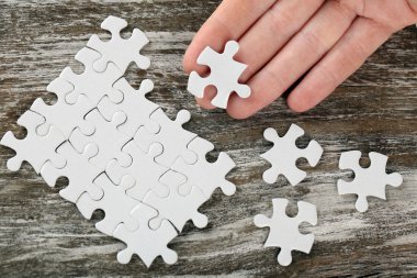 Parçalı bulmaca ile oynayan kadın