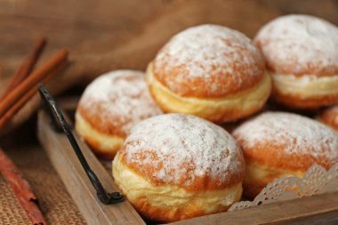 Ahşap tepsi closeup lezzetli şekerli çörek