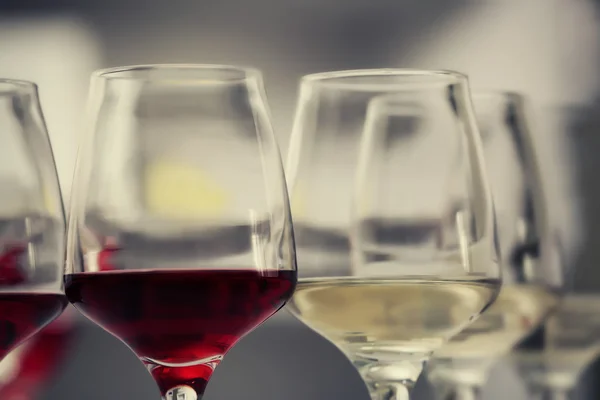 Wine glasses with red and white wine, closeup — Stock Photo, Image