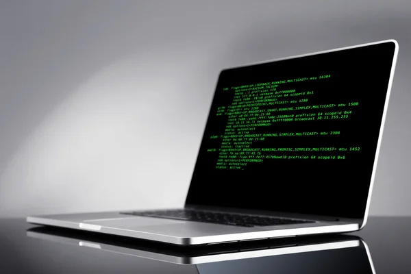 Programowanie kodu na laptopie — Zdjęcie stockowe