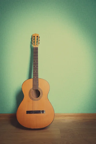 Klasická kytara na tyrkysové tapety — Stock fotografie