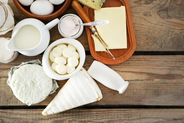 Set med färska mjölkprodukter på gamla träbord, närbild — Stockfoto