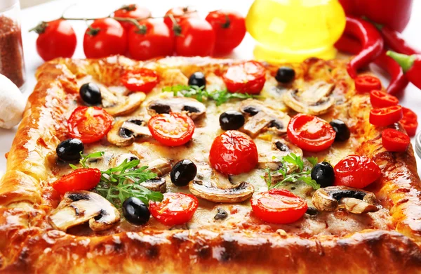 Свежая домашняя пицца крупным планом — стоковое фото