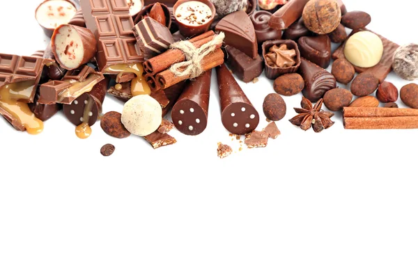 Różne cukierki czekoladowe, na białym tle — Zdjęcie stockowe