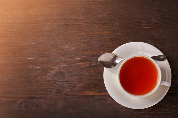 Φλιτζάνι τσάι σε ξύλινο τραπέζι — Φωτογραφία Αρχείου