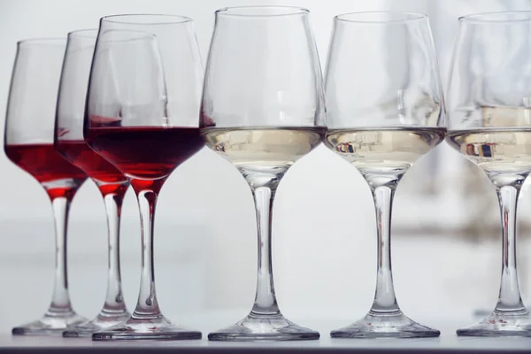 Verres à vin avec vin rouge et blanc, gros plan — Photo