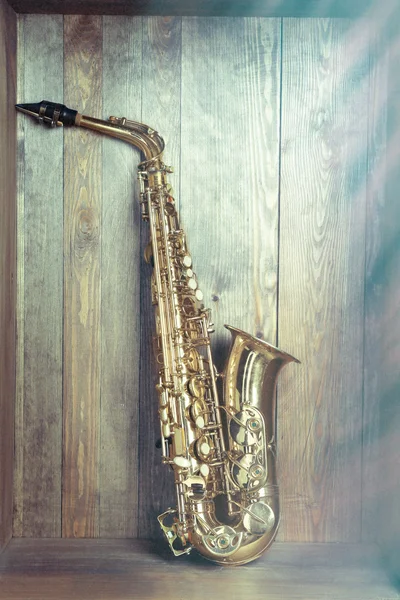 Goldenes Saxophon auf Holzgrund — Stockfoto