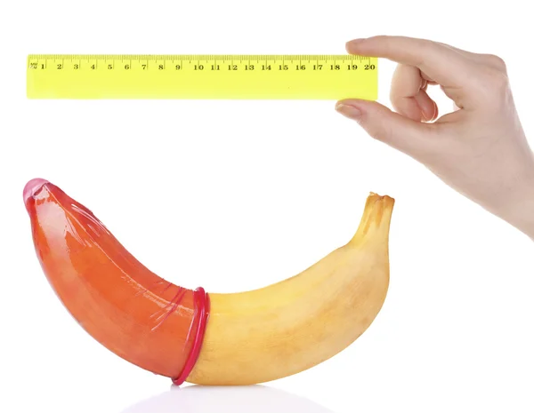 Hand mit Lineal und Banane mit Kondom — Stockfoto