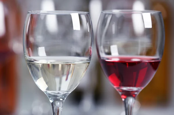 Bicchieri di vino con vino rosso e bianco, primo piano — Foto Stock