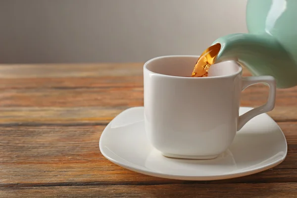 Taza de té en la mesa de madera — Foto de Stock