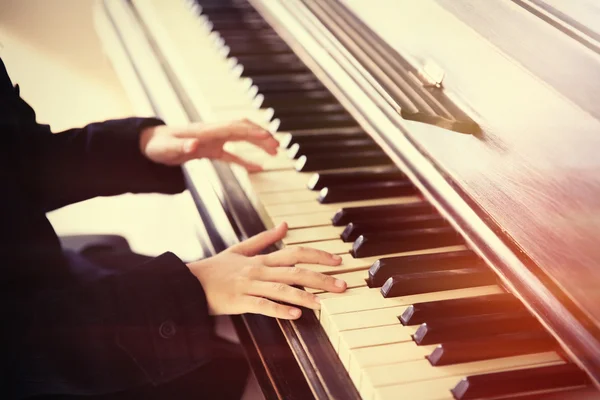 Niña manos jugando piano — Foto de Stock