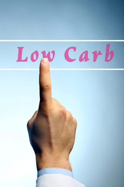 Läkare pekar på Low-Carb text — Stockfoto