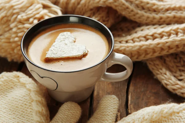 Kopp kaffe med marshmallow på träbord — Stockfoto