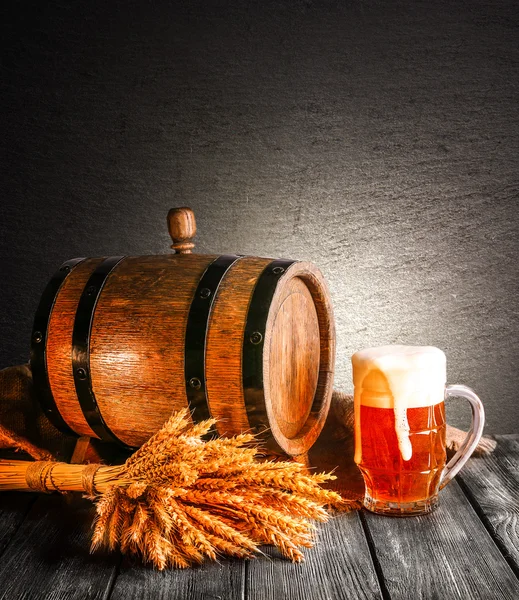 Beer barrel with beer glasses on a wooden table. — Stock Photo