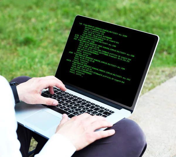 Man met laptop — Stockfoto