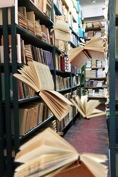 Fliegende Bücher im Bücherregal der Bibliothek — Stockfoto