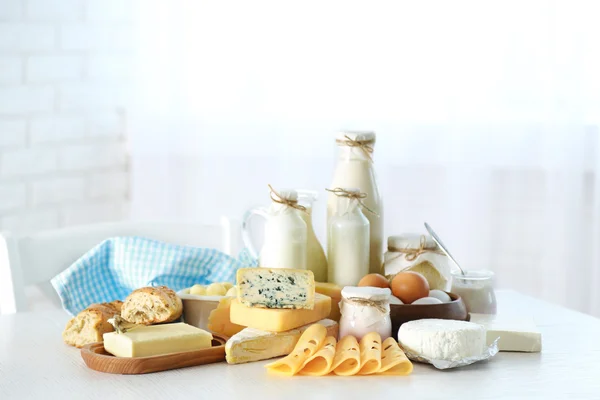 Zestaw świeżych produktów mlecznych na biały drewniany stół — Zdjęcie stockowe
