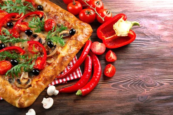 Pizza recién casera sobre fondo de madera — Foto de Stock