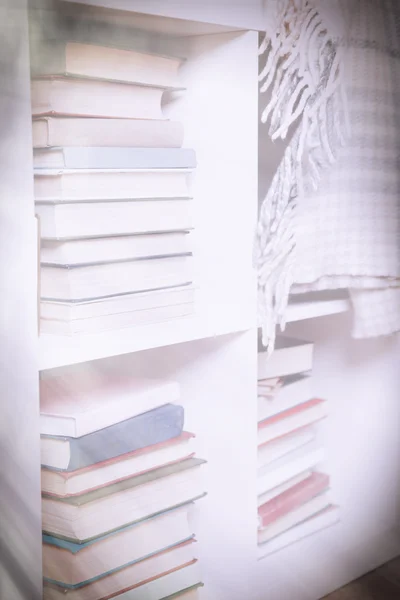 Stapels boeken op een plank — Stockfoto