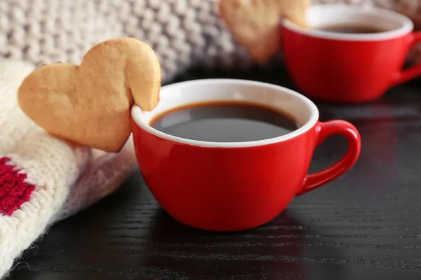 Soubor cookie tvaru srdce na šálek kávy na dřevěný stůl closeup — Stock fotografie