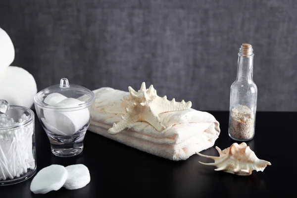 Set de baño con conchas, toalla y esponjas — Foto de Stock