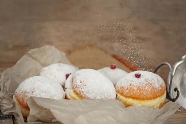 Deliciosas rosquillas azucaradas con grosella roja sobre fondo de madera — Foto de Stock