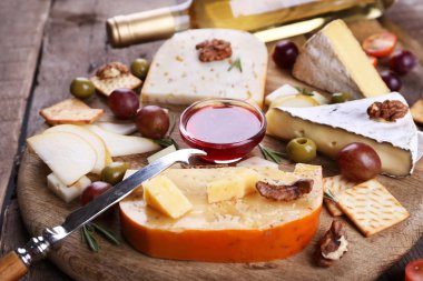 Farklı ahşap arka plan üzerinde peynir çeşitleri