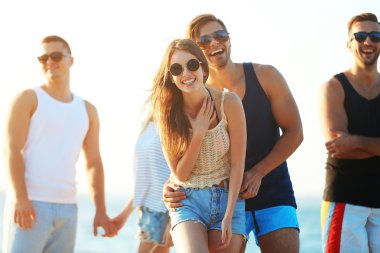 Mutlu arkadaşlar eğlenmeye beach adlı