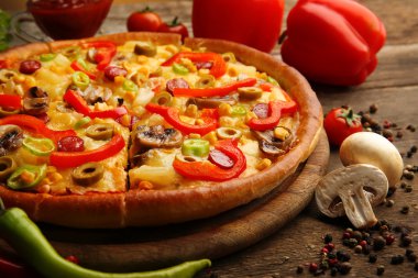 Delicious pizza ile sebze, dilimlenmiş yakın çekim