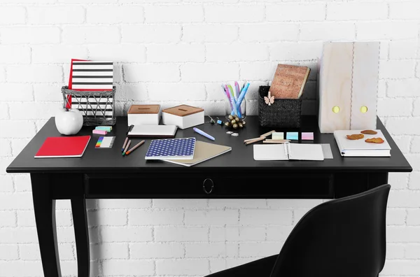 テーブル、文房具と職場 — ストック写真
