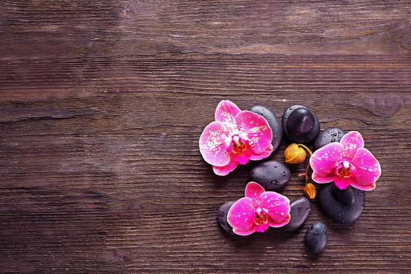 Piedras de spa y orquídeas —  Fotos de Stock