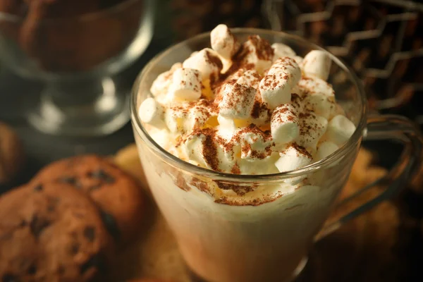 Hatmi ve siyah masada kurabiye ile sıcak kakao fincan — Stok fotoğraf