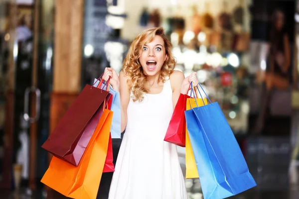 Mulher bonita com bolsas — Fotografia de Stock