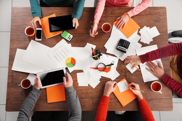 Reunião de negócios à mesa — Fotografia de Stock