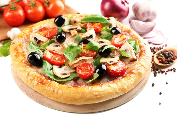 Deliciosa pizza sabrosa con verduras sobre fondo claro —  Fotos de Stock