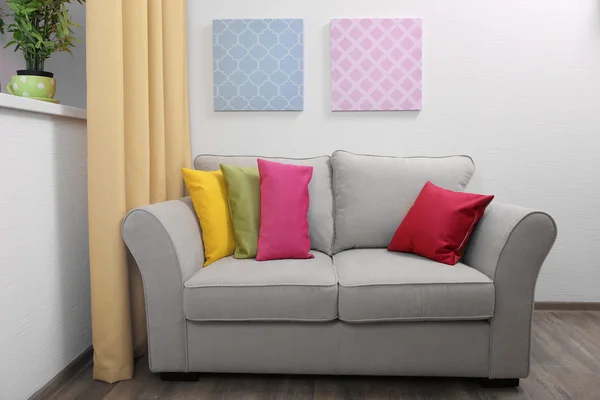 Sofá com travesseiros no quarto — Fotografia de Stock